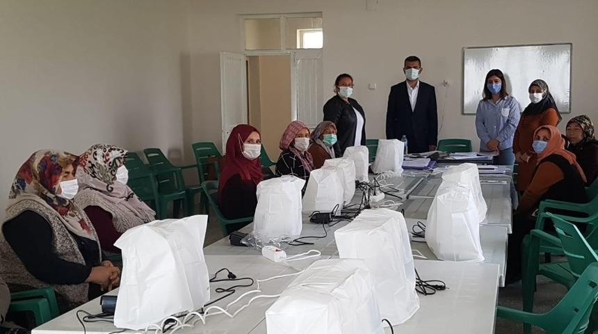 Kadınlar hem &ouml;ğreniyor hem tasarlıyor