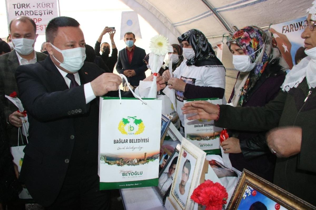 Bağlar Belediye Başkanı Beyoğlu&rsquo;ndan evlat n&ouml;betindeki ailelere ziyaret