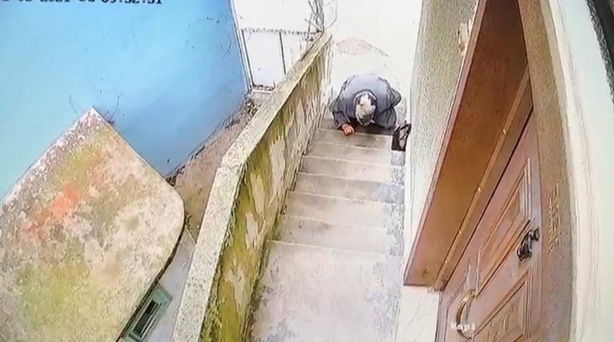 Kameraya bile aldırış etmemiş! Sokak ortasında eteğini indirip...