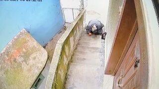 Kameraya bile aldırış etmemiş! Sokak ortasında eteğini indirip...