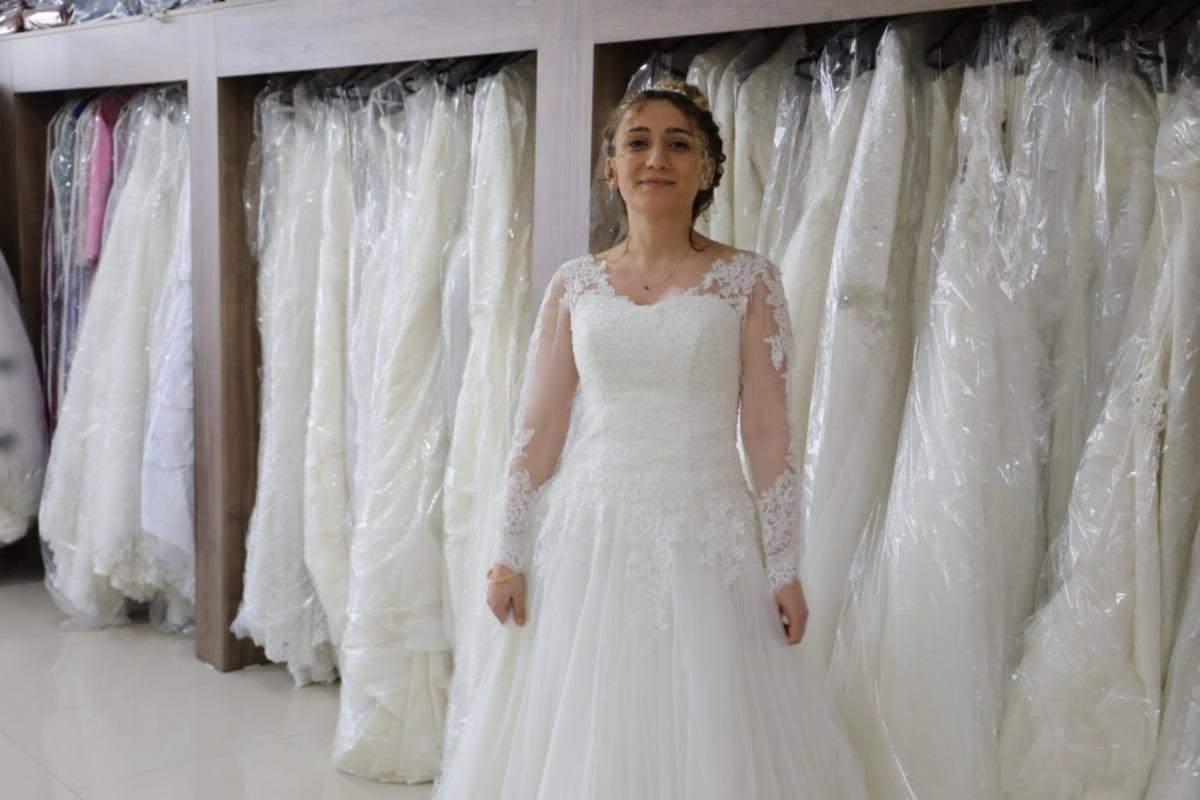 İhtiya&ccedil; sahibi &ccedil;iftlere &uuml;cretsiz gelinlik