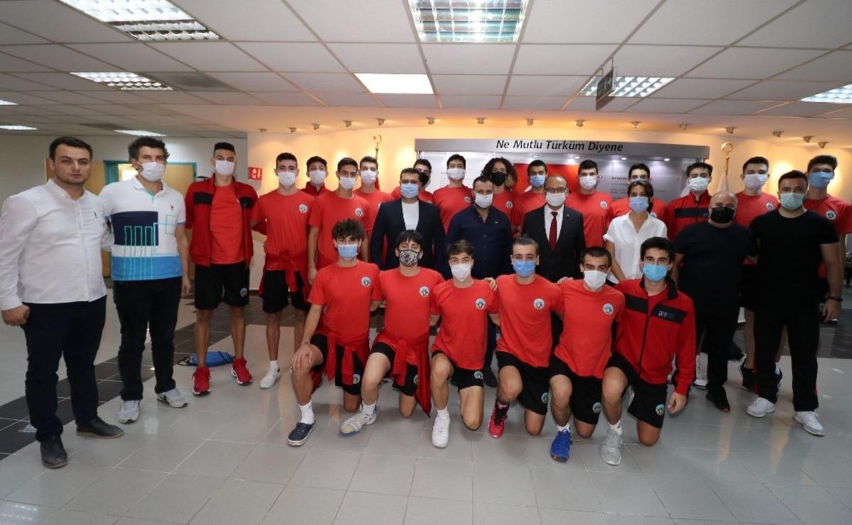 Turgutlu&rsquo;nun Efeleri 2. Ligi &uuml;&ccedil;&uuml;nc&uuml;l&uuml;kle tamamladı