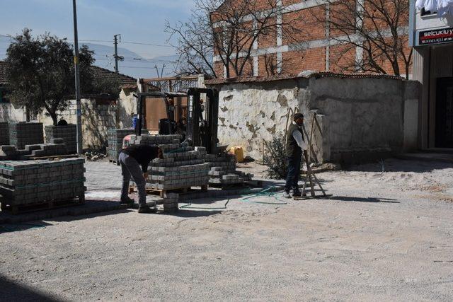 Yunusemre&rsquo;den Muradiye&rsquo;ye kilitli parke taşı 1