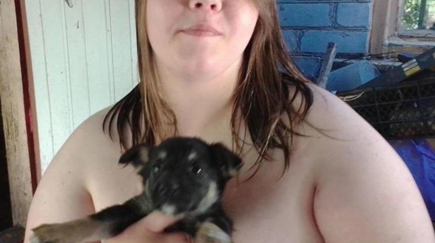 Para için çıplak halde hayvanlara işkence ediyor!