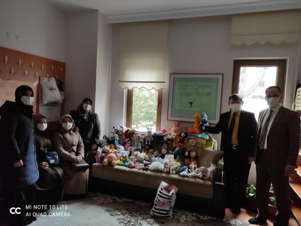 Mira&ccedil; Kandili&rsquo;nde kimsesiz ve yetim &ccedil;ocukları sevindirecek hediye