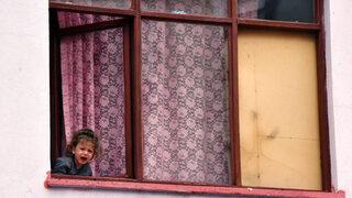 Evde tek başına kalan 4 yaşındaki Bebil itfaiye tarafından kurtarıldı