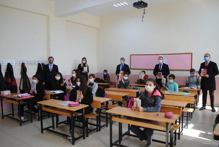 Başkan Gök’den öğrencilere kitap desteği G1