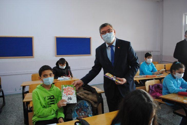 Başkan Gök’den öğrencilere kitap desteği G2