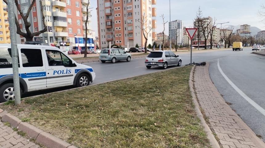 Aracın &ccedil;arptığı bisiklet s&uuml;r&uuml;c&uuml;s&uuml; ağır yaralandı