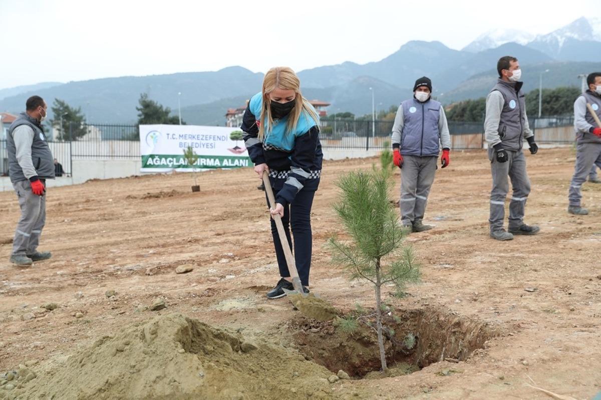 Başkan Doğan, &ouml;ğrencilerle birlikte fidan dikti