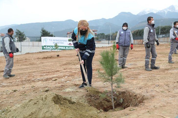 Başkan Doğan, öğrencilerle birlikte fidan dikti G1