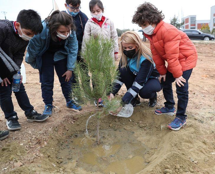 Başkan Doğan, öğrencilerle birlikte fidan dikti G4
