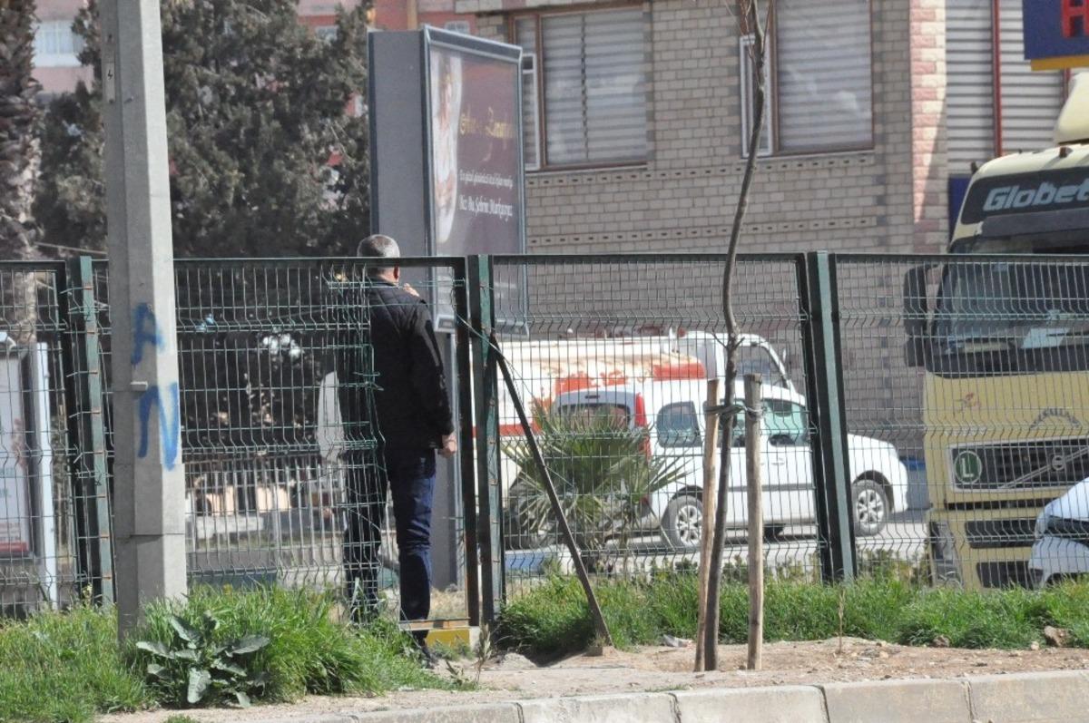 Kızıltepe &ccedil;evre yolundaki korkulukları kırarak vatandaşların hayatını hi&ccedil;e sayıyorlar