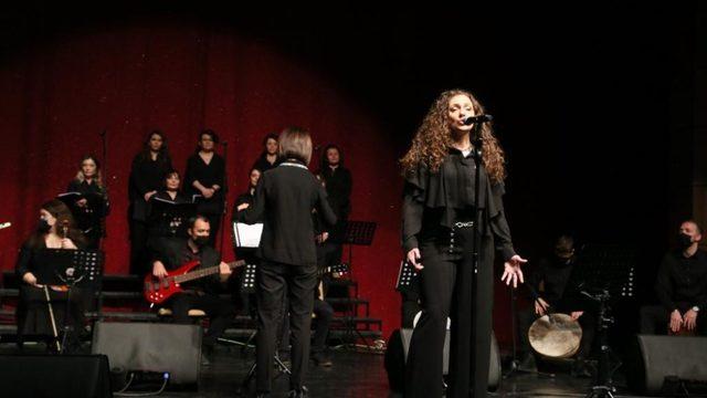 Sanatın ışığında kadın