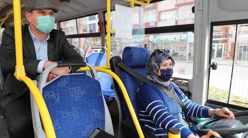 Başkan Ercengiz ilk ve tek kadın halk otob&uuml;s&uuml; şof&ouml;r&uuml; ile seyahat etti.