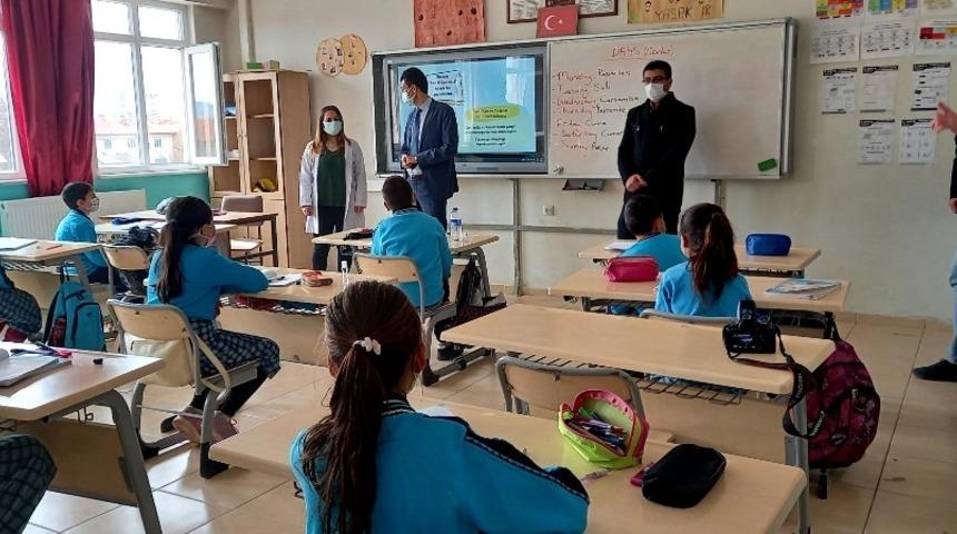 Kaymakam Ka&ccedil;maz Atlıhisarlı minik &ouml;ğrencilerle bir araya geldi