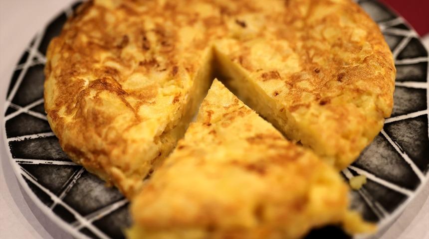 İspanyolların en sevilen yemeği patatesli tortilla tarifi nasıl yapılır? 