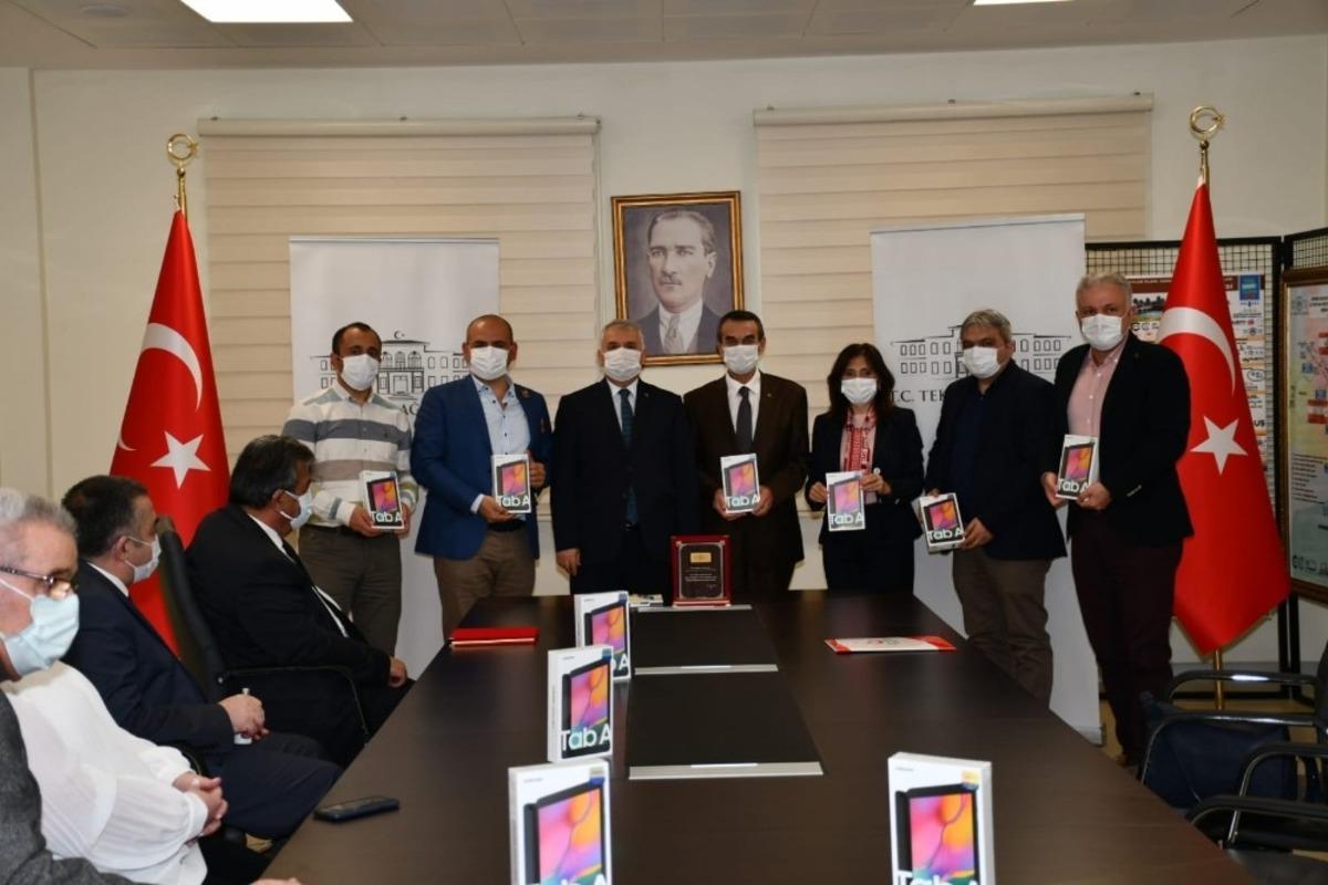 Uzaktan eğitime hayırseverlerden tablet desteği