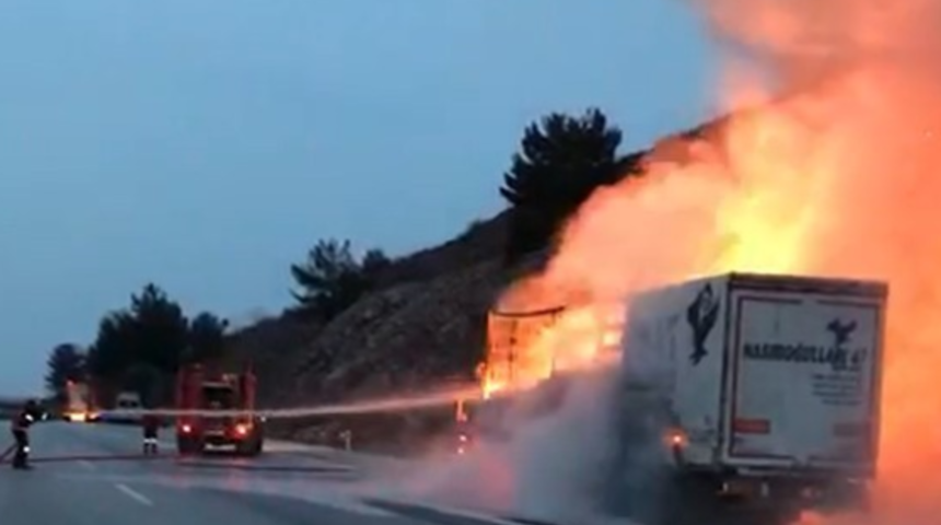 Mersin'de plastik boru yüklü TIR alev alev yandı