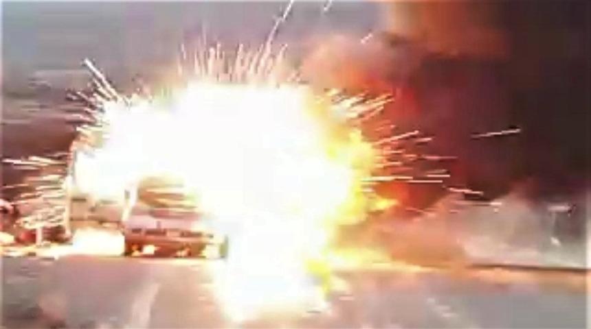 Elazığ'da korkutan patlama sesleri! Otomobil alev alev yandı