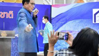 Soruyu beğenmeyen Tayland Başbakanı, gazetecilere dezenfektan sıktı