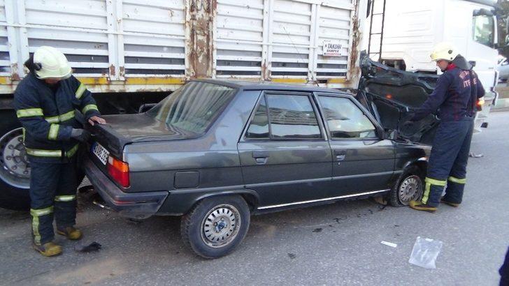 Kütahya’da otomobil ile tır çarpıştı: 3 yaralı G2