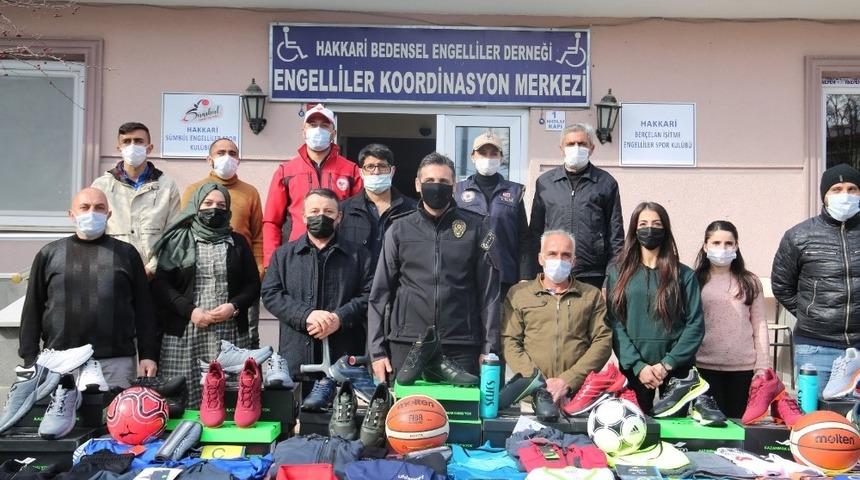 Hakkari polisinden engellilere spor malzeme desteği