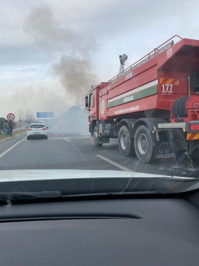 Yanan otomobilin imdadına yangından dönen arazöz yetişti