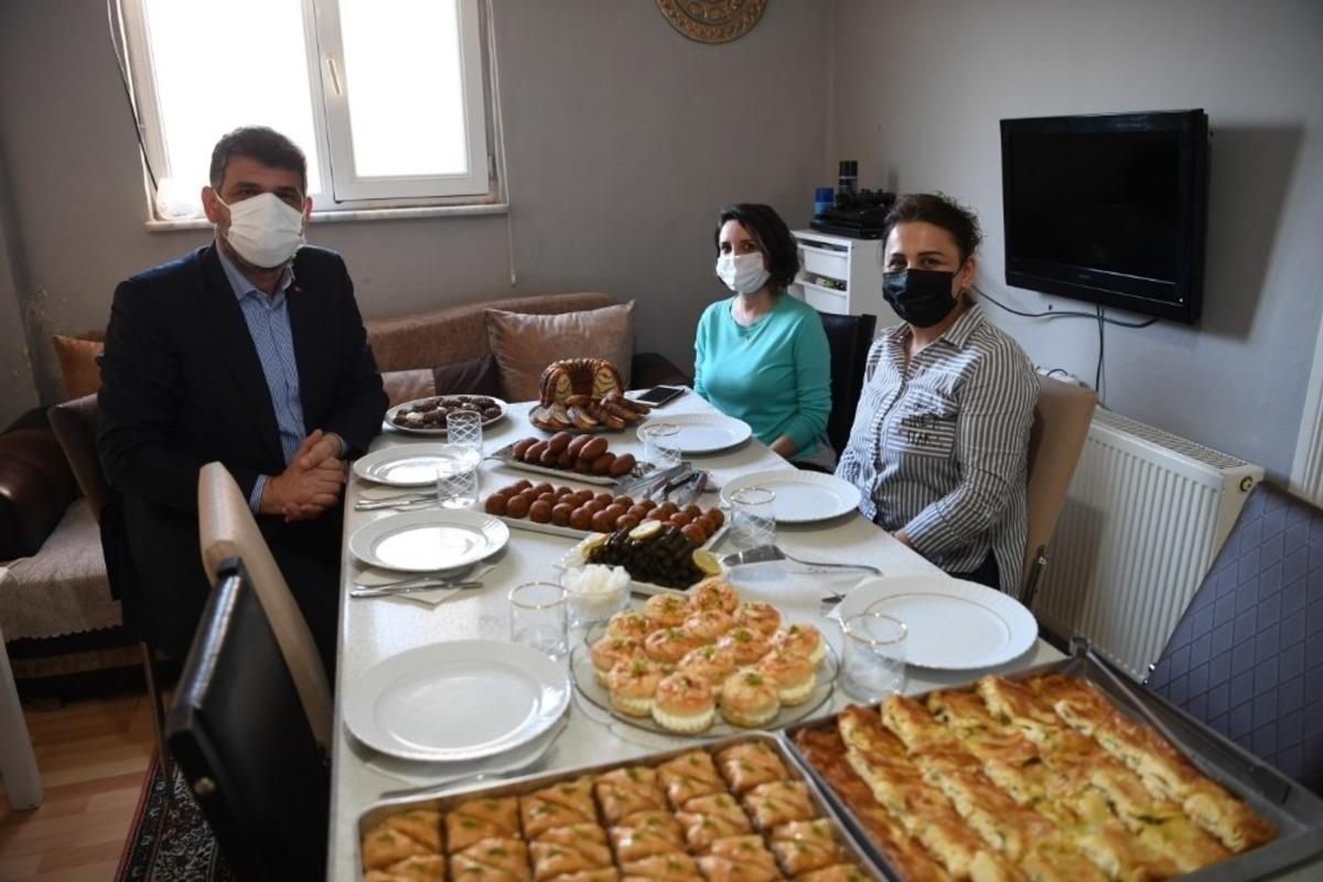 Evini &uuml;retimhaneye &ccedil;eviren ev hanımı belediye başkanını ağırladı