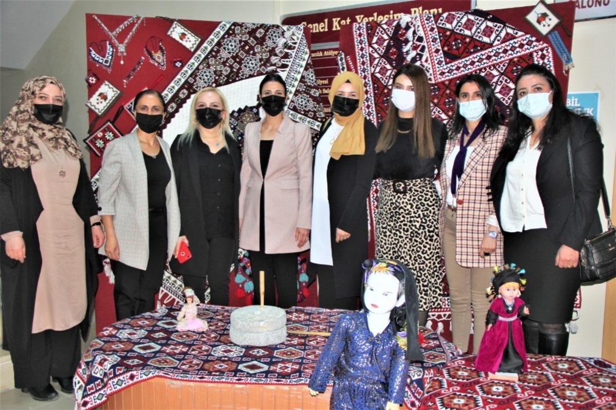 Hakkari Halk Eğitimi Merkezi M&uuml;d&uuml;rl&uuml;ğ&uuml;nden sergi