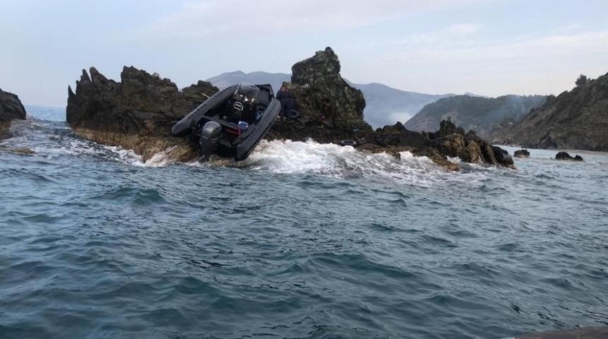 Anamur&rsquo;da kayalara &ccedil;arpan m&uuml;lteci botu battı