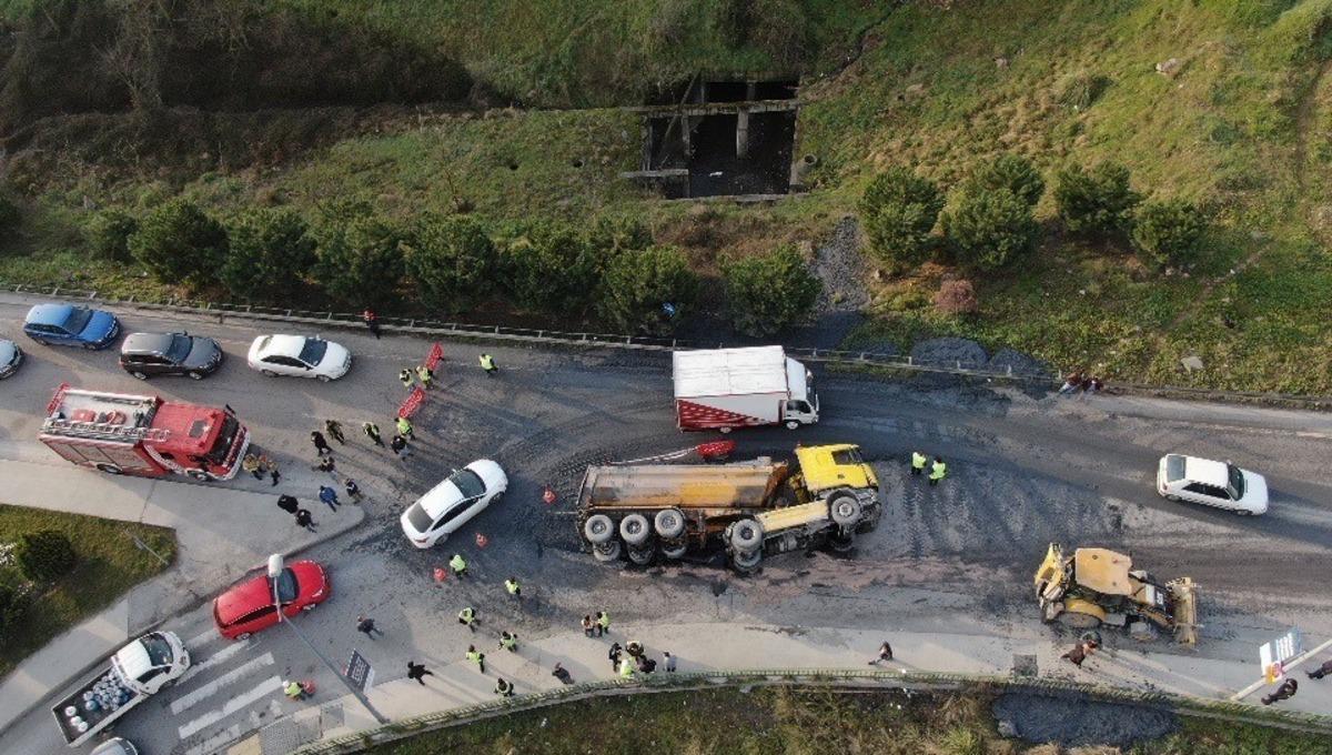 &Uuml;mraniye&rsquo;de beton y&uuml;kl&uuml; kamyon devrildi: Trafik durma noktasına geldi
