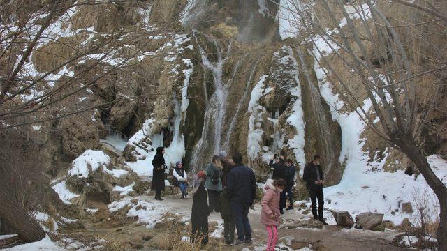 Girlevik Şelalesi tatilcilerin ilgi odağı