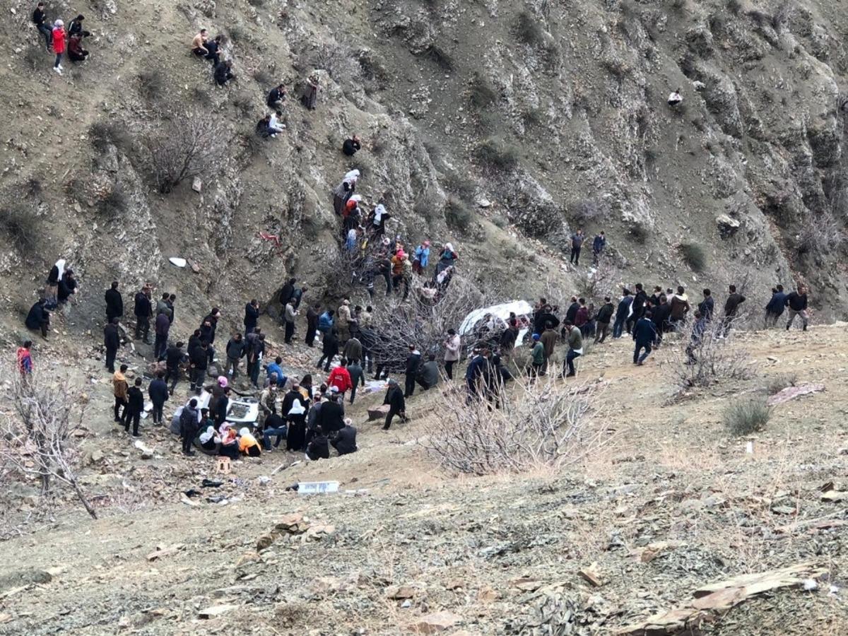 Batman&rsquo;da &ouml;ğrenci servisi u&ccedil;uruma yuvarlandı: 2 &ouml;l&uuml; 24 yaralı