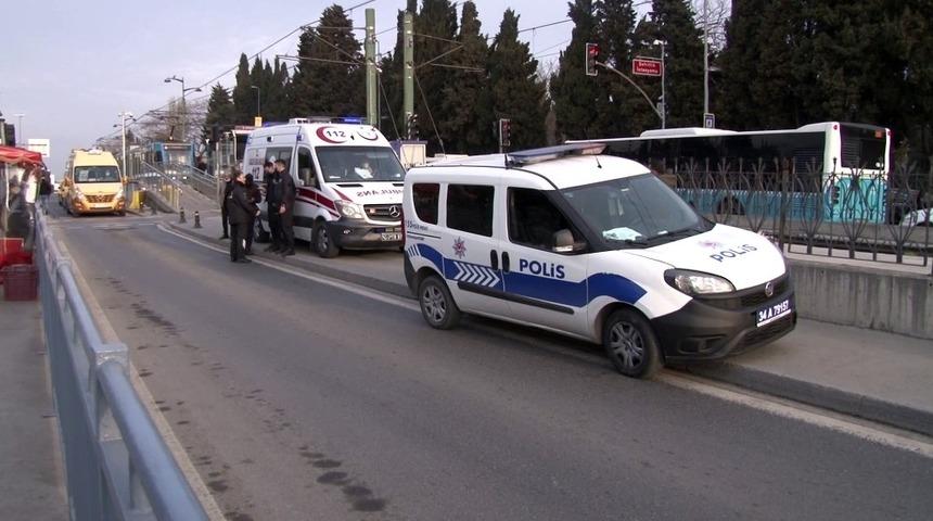 Tramvay durağında "Ayağıma bastın" deyip bı&ccedil;akladı