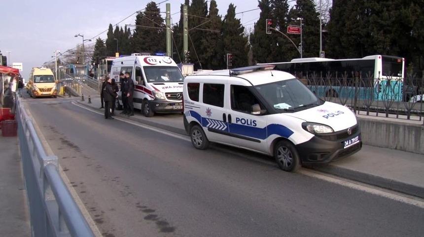Tramvay durağında 'Ayağıma bastın' deyip bıçakladı