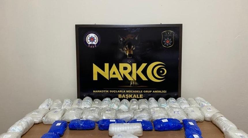 Başkale&rsquo;de 22 kilo 100 gram metamfetamin ele ge&ccedil;irildi
