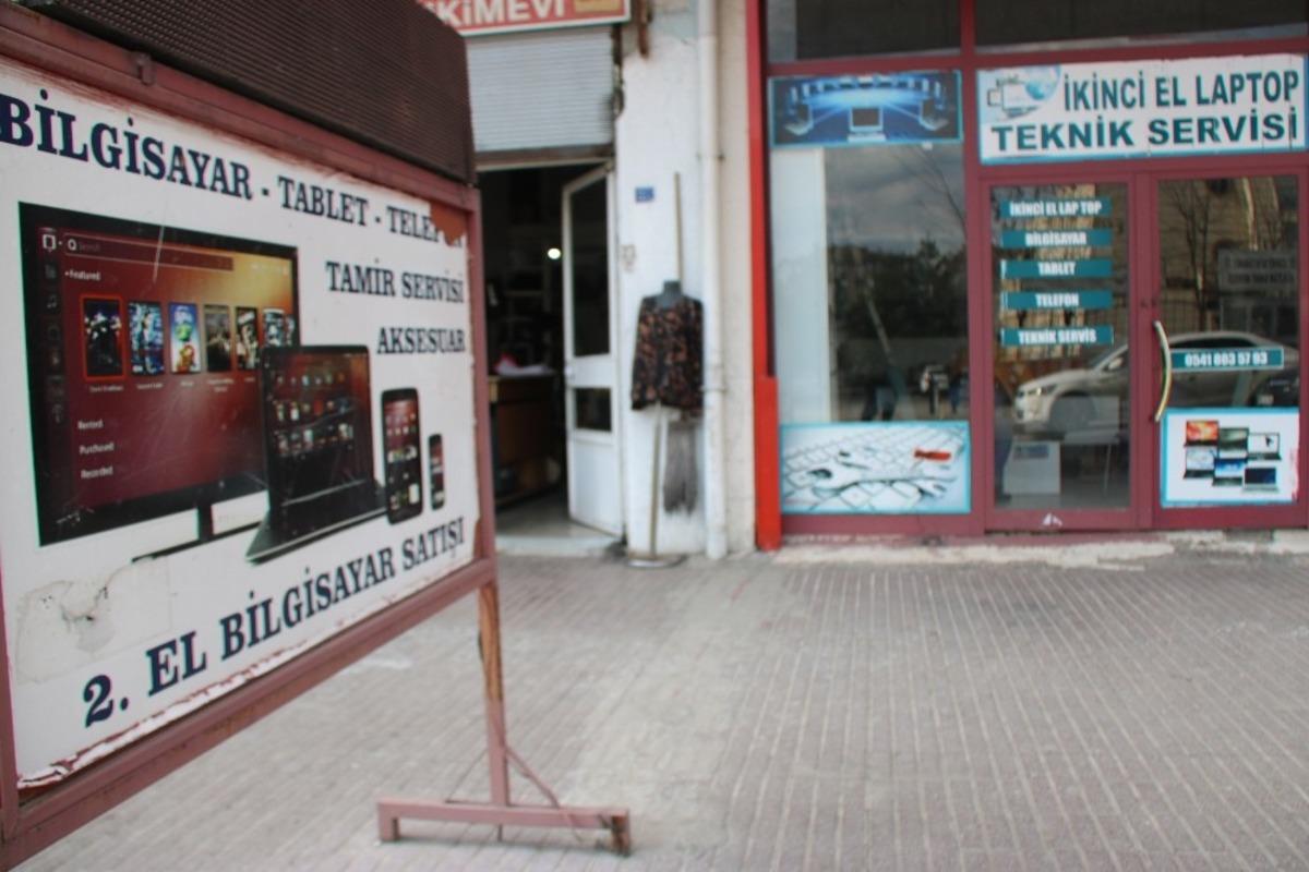 G&uuml;nd&uuml;z vakti elemanın uyuduğunu g&ouml;r&uuml;nce bilgisayarı &ccedil;alıp ka&ccedil;tı