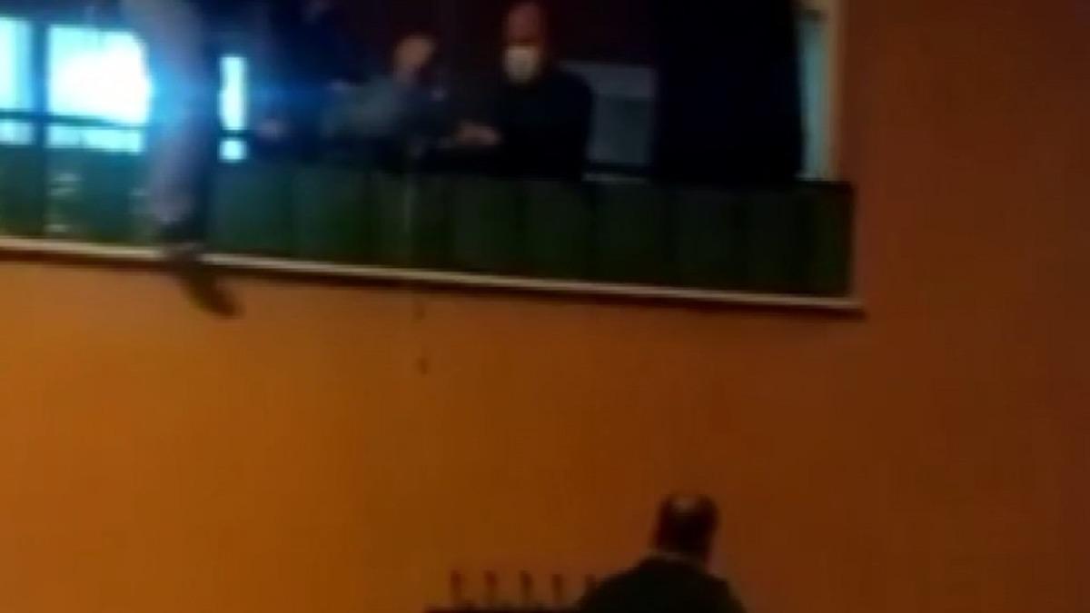 (&Ouml;zel) Acemi hırsızlar ev sahiplerine yakalanınca dayaktan kurtulamadı