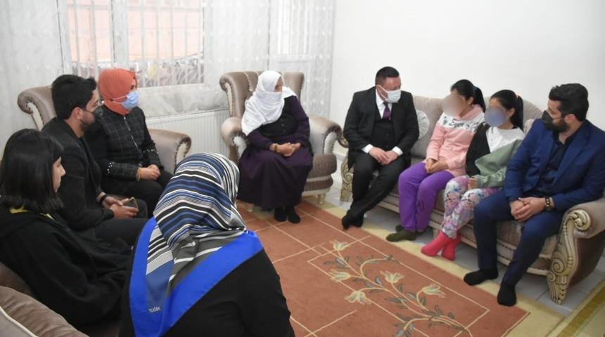 Beyoğlu, anneleri olmayan &uuml;&ccedil;&uuml;z yetimleri sevindirdi