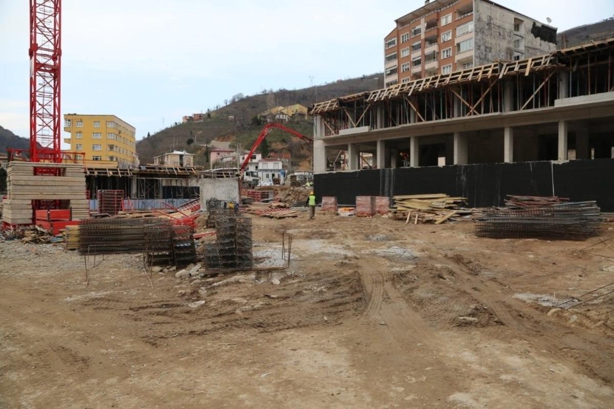 Doğankent il&ccedil;esinde afetin izleri siliniyor