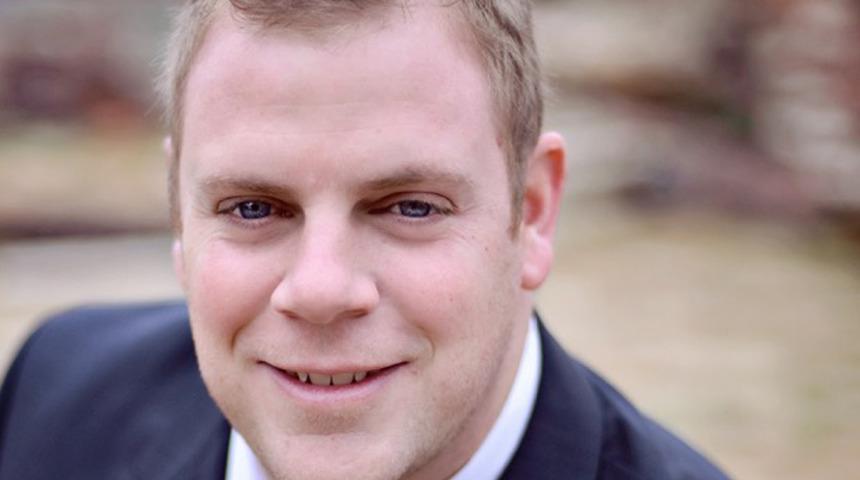 Cumhuriyetçi Meclis Üyesi "renkli bebek" yorumu için özür diledi