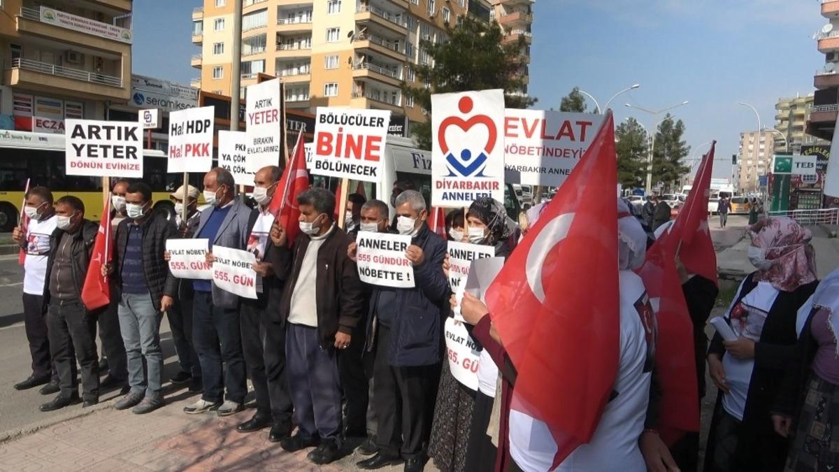 Diyarbakır&rsquo;da evlat n&ouml;betindeki aileler, &lsquo;Kahrolsun HDP ve PKK&rsquo; sloganları ile y&uuml;r&uuml;d&uuml;