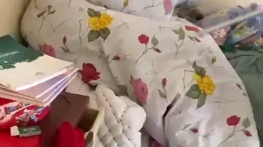 Eve giren hırsız yorganın altında yakalandı