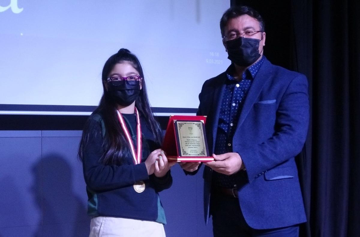 Başarılı &ouml;ğrencilere &ouml;d&uuml;l