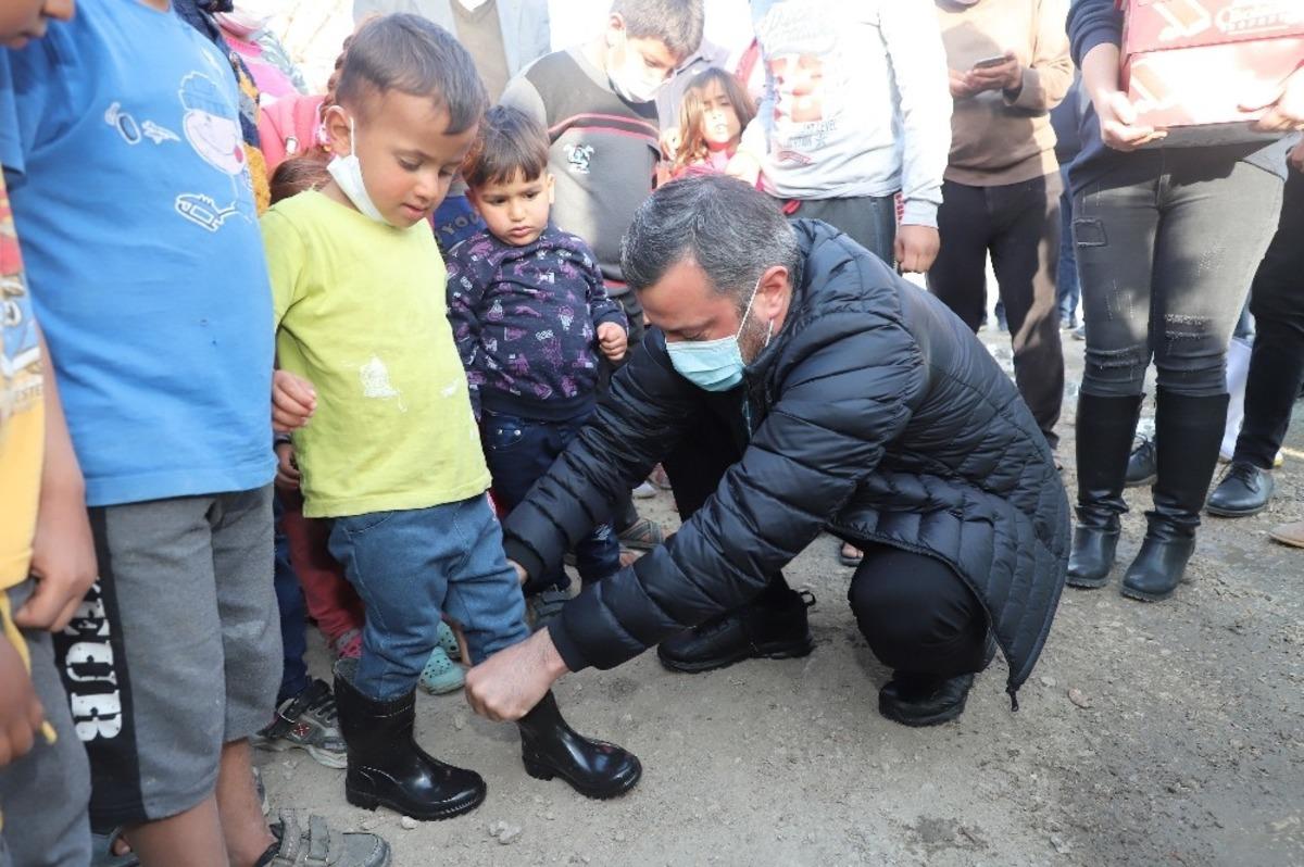 Kocaispir, &ccedil;adırları tek tek gezdi gıda kolisi dağıttı