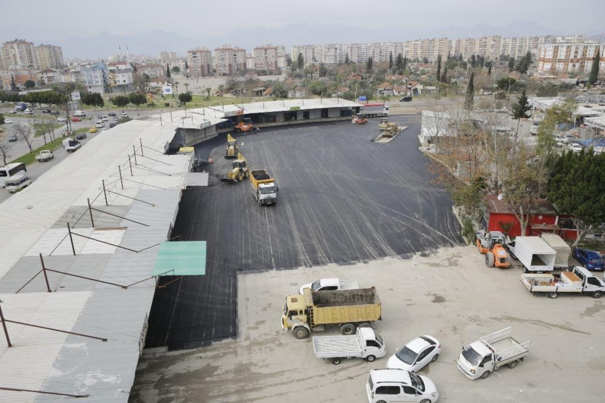 Toptancı Halinde 4 bin 500 metrekarelik alana asfalt &ccedil;alışması