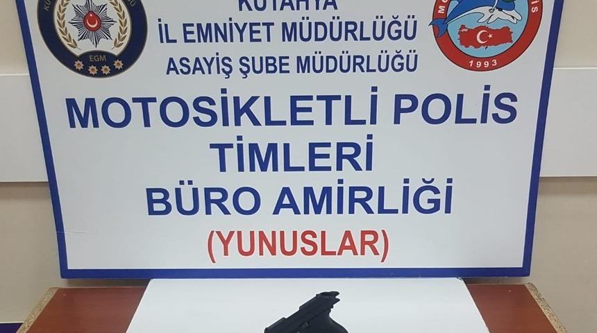 K&uuml;tahya&rsquo;da bir ara&ccedil;ta ruhsatsız tabanca ele ge&ccedil;irildi