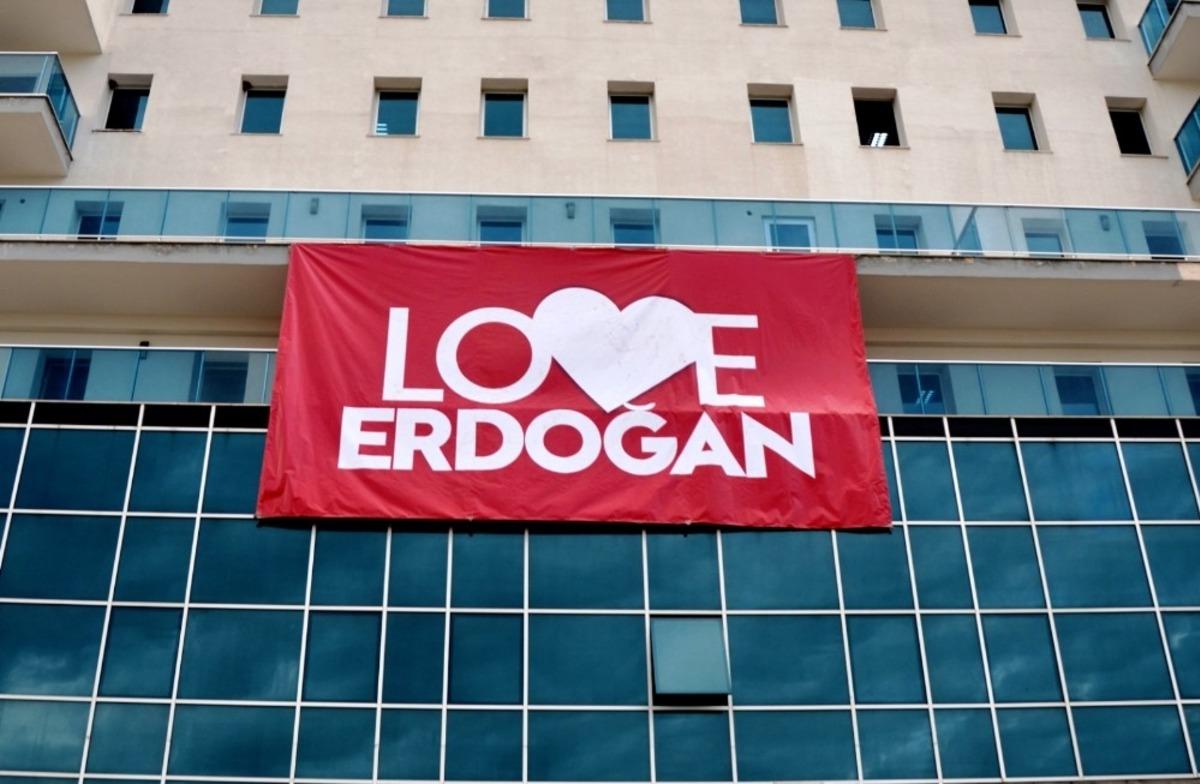 Ko&ccedil;arlı &lsquo;Love Erdoğan&rsquo; pankartlarıyla donatıldı