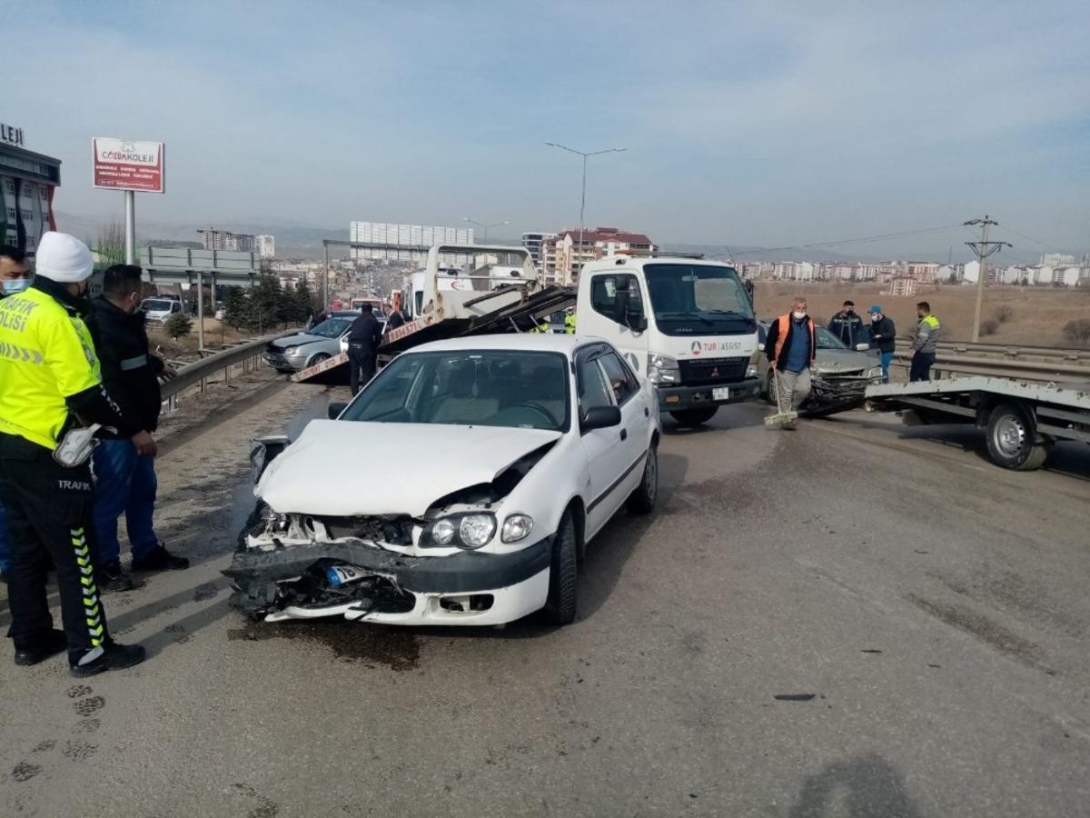 Kırıkkale&rsquo;de &uuml;&ccedil; ara&ccedil;lı zincirleme kaza: 4 yaralı